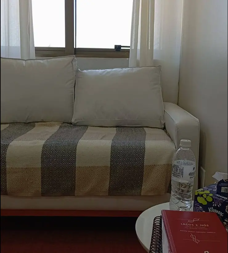 A poltrona principal na sala, com iluminação quente